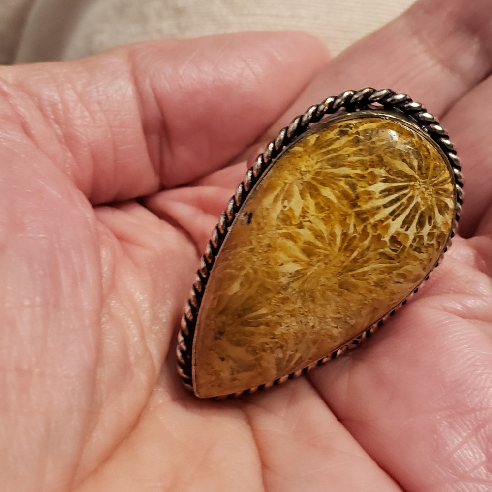 NWOT Fossilized Coral Ring, Handmade By Artisans, Polished Honey Gold, Sz. 8 - Picture 6 of 6